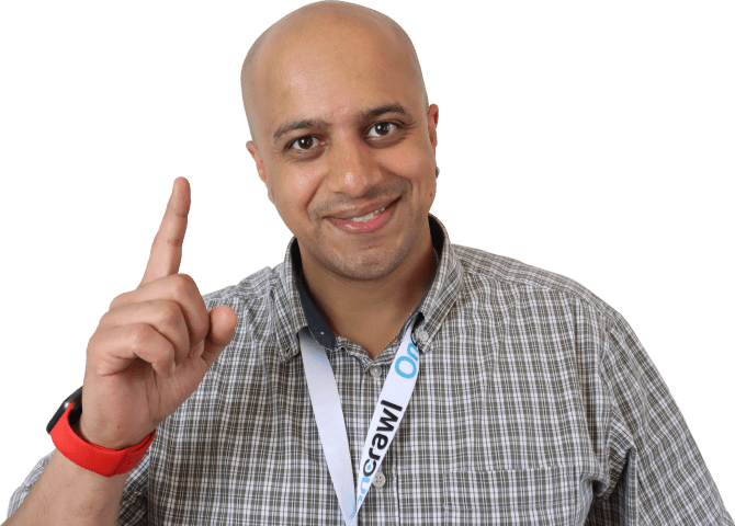 איש מחייך ומצביע כלפי מעלה